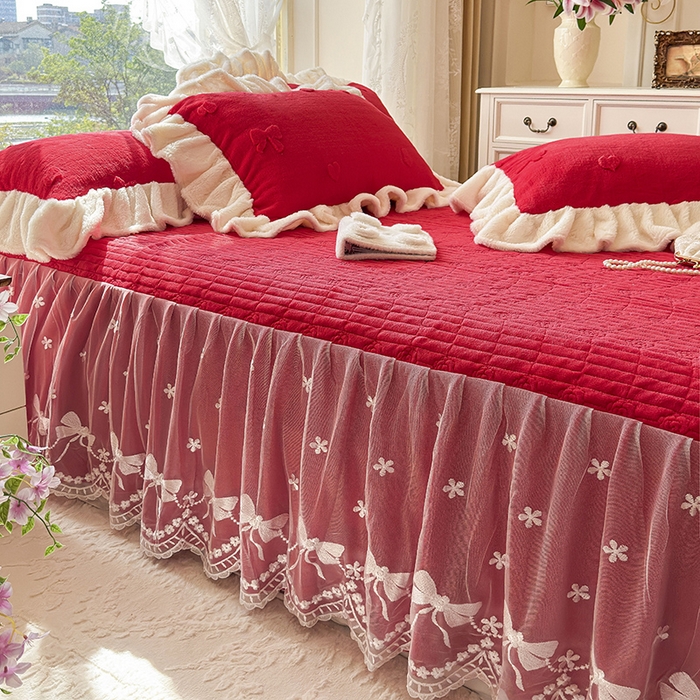 91家纺网 家纺一手货源 找家纺 宜凡家纺 2025新款兔绒提花牛奶绒夹棉床裙四件套 蝶舞 大红