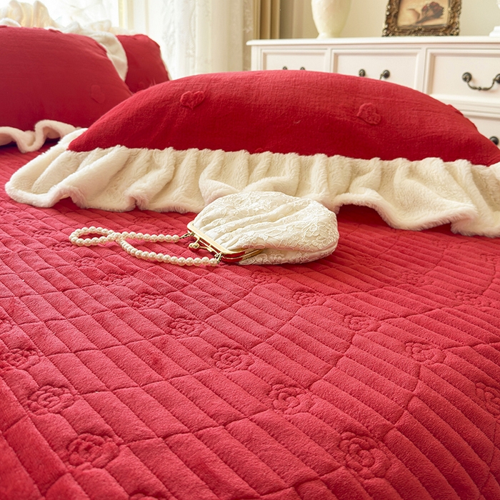 91家纺网 家纺一手货源 找家纺 宜凡家纺 2025新款兔绒提花牛奶绒夹棉床裙四件套 蝶舞 大红