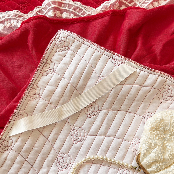 91家纺网 家纺一手货源 找家纺 宜凡家纺 2025新款兔绒提花牛奶绒夹棉床裙四件套 蝶舞 大红