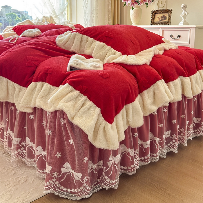 91家纺网 家纺一手货源 找家纺 宜凡家纺 2025新款兔绒提花牛奶绒夹棉床裙四件套 蝶舞 大红