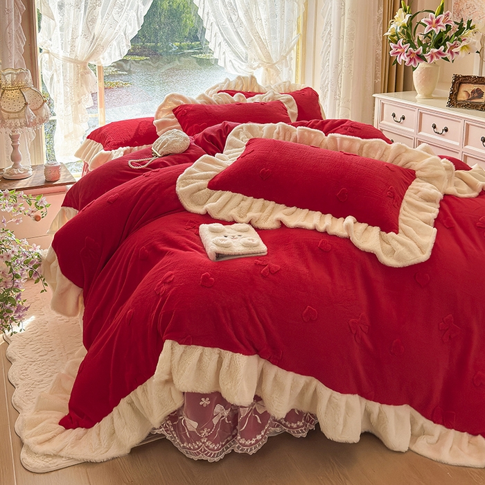 91家纺网 家纺一手货源 找家纺 宜凡家纺 2025新款兔绒提花牛奶绒夹棉床裙四件套 蝶舞 大红