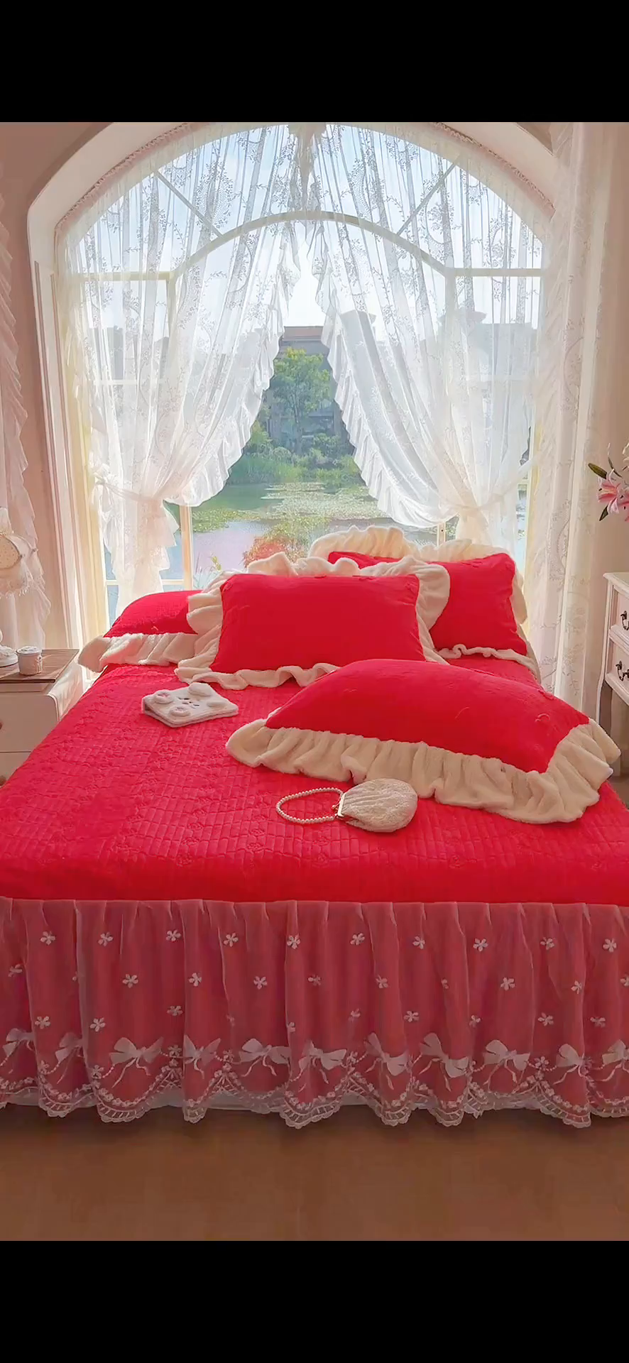 91家纺网 家纺一手货源 找家纺 宜凡家纺 2025新款兔绒提花牛奶绒夹棉床裙四件套 蝶舞 大红