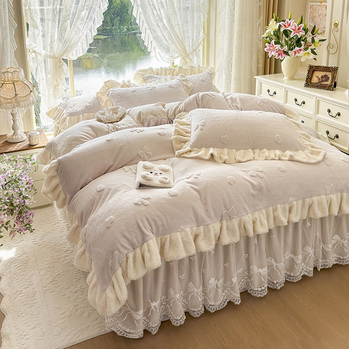 91家纺网 家纺一手货源 找家纺 宜凡家纺 2025新款兔绒提花牛奶绒夹棉床裙四件套 蝶舞 米色