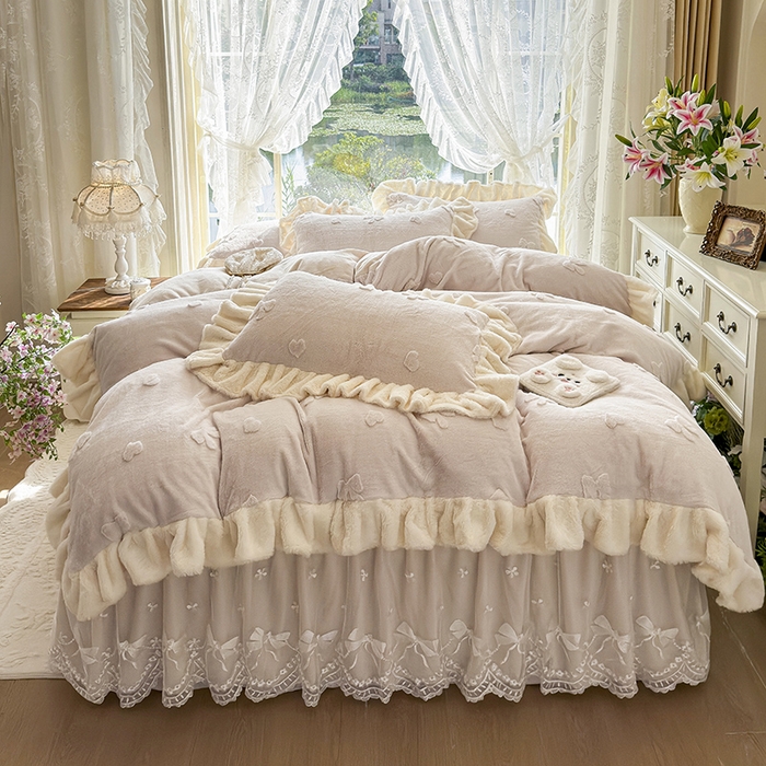 91家纺网 家纺一手货源 找家纺 宜凡家纺 2025新款兔绒提花牛奶绒夹棉床裙四件套 蝶舞 米色