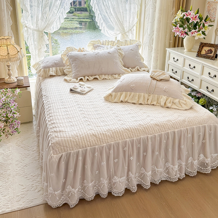 91家纺网 家纺一手货源 找家纺 宜凡家纺 2025新款兔绒提花牛奶绒夹棉床裙四件套 蝶舞 米色