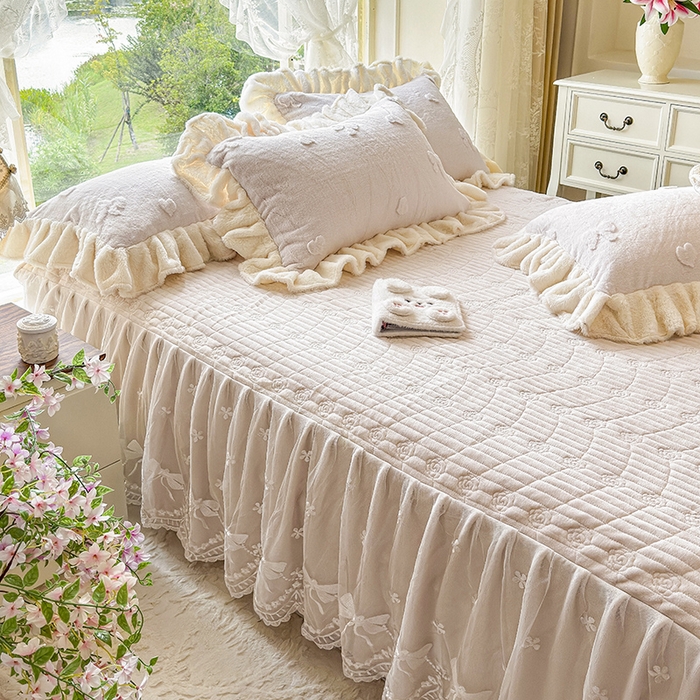 91家纺网 家纺一手货源 找家纺 宜凡家纺 2025新款兔绒提花牛奶绒夹棉床裙四件套 蝶舞 米色