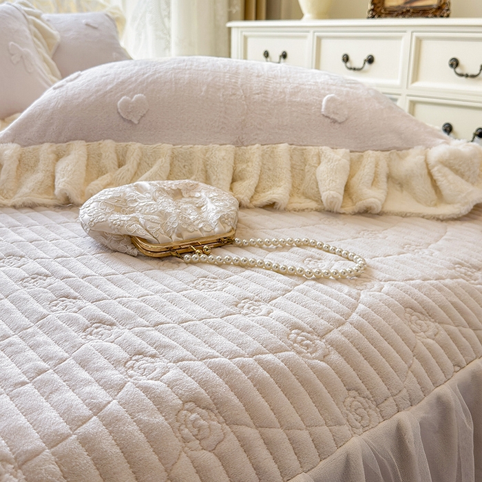 91家纺网 家纺一手货源 找家纺 宜凡家纺 2025新款兔绒提花牛奶绒夹棉床裙四件套 蝶舞 米色