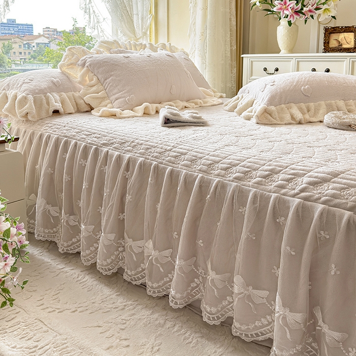 91家纺网 家纺一手货源 找家纺 宜凡家纺 2025新款兔绒提花牛奶绒夹棉床裙四件套 蝶舞 米色