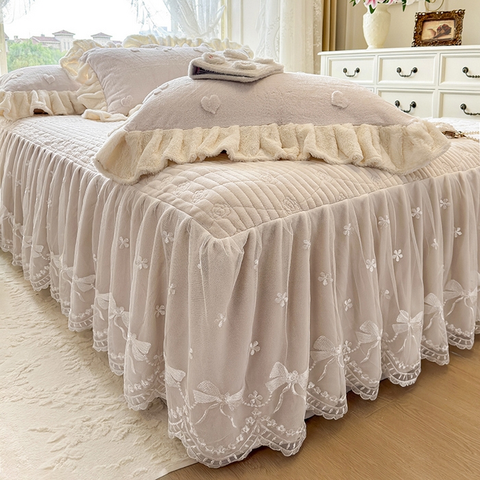 91家纺网 家纺一手货源 找家纺 宜凡家纺 2025新款兔绒提花牛奶绒夹棉床裙四件套 蝶舞 米色