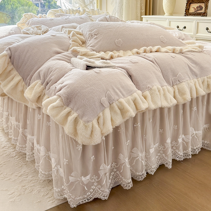 91家纺网 家纺一手货源 找家纺 宜凡家纺 2025新款兔绒提花牛奶绒夹棉床裙四件套 蝶舞 米色