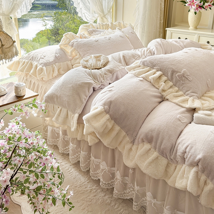 91家纺网 家纺一手货源 找家纺 宜凡家纺 2025新款兔绒提花牛奶绒夹棉床裙四件套 蝶舞 米色