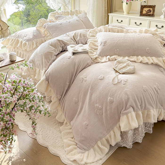 91家纺网 家纺一手货源 找家纺 宜凡家纺 2025新款兔绒提花牛奶绒夹棉床裙四件套 蝶舞 米色