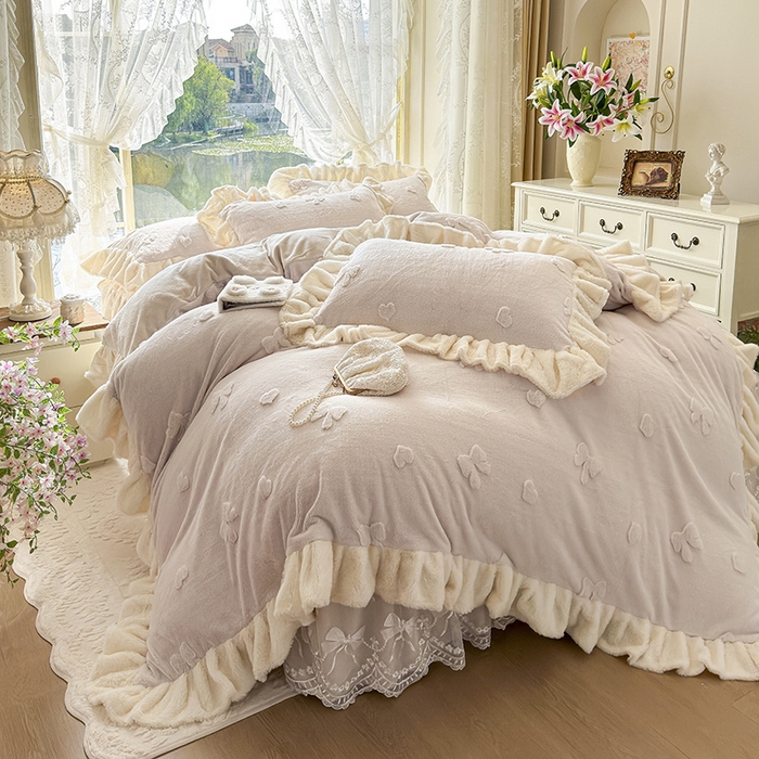 91家纺网 家纺一手货源 找家纺 宜凡家纺 2025新款兔绒提花牛奶绒夹棉床裙四件套 蝶舞 米色