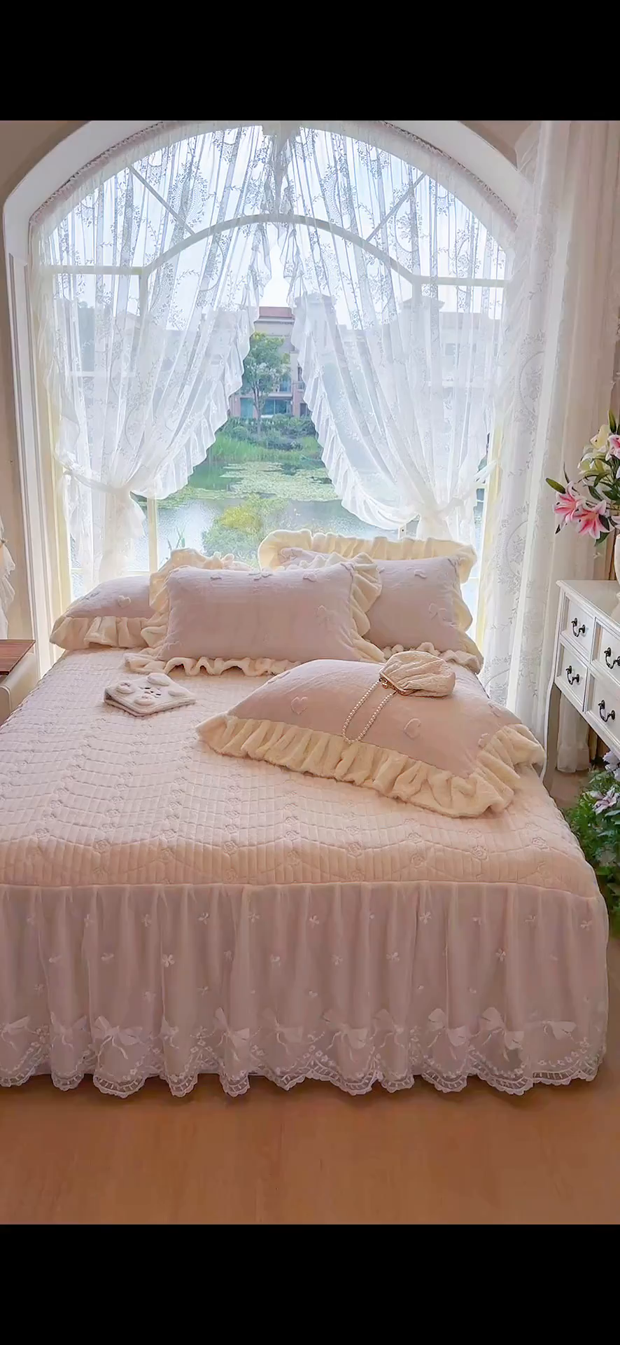 91家纺网 家纺一手货源 找家纺 宜凡家纺 2025新款兔绒提花牛奶绒夹棉床裙四件套 蝶舞 米色