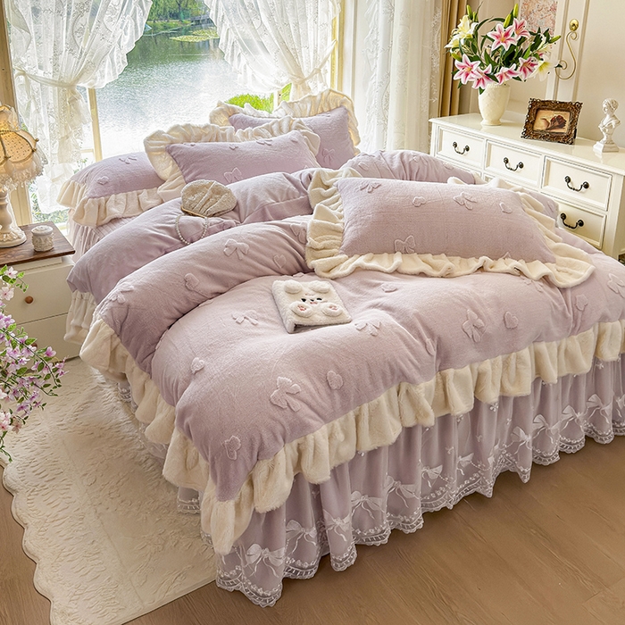 91家纺网 家纺一手货源 找家纺 宜凡家纺 2025新款兔绒提花牛奶绒夹棉床裙四件套 蝶舞 浅紫