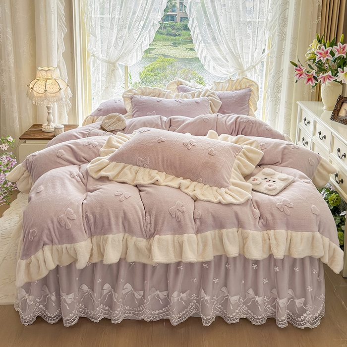 91家纺网 家纺一手货源 找家纺 宜凡家纺 2025新款兔绒提花牛奶绒夹棉床裙四件套 蝶舞 浅紫