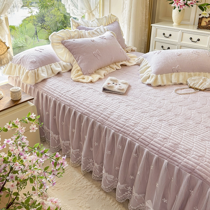 91家纺网 家纺一手货源 找家纺 宜凡家纺 2025新款兔绒提花牛奶绒夹棉床裙四件套 蝶舞 浅紫