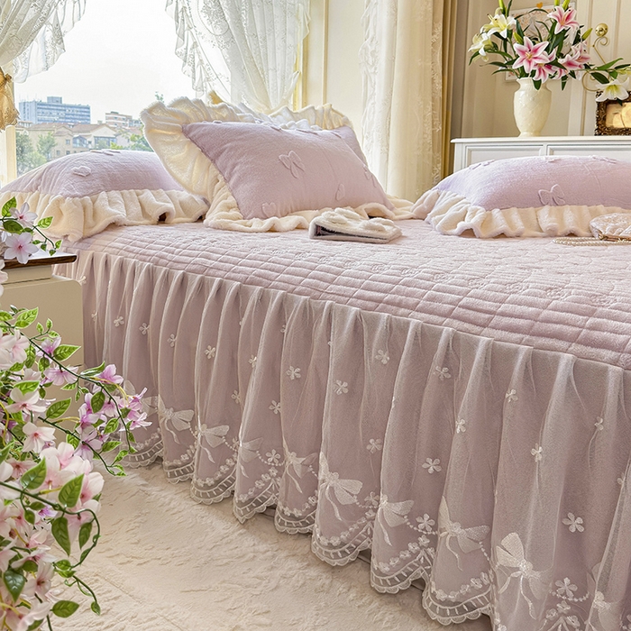 91家纺网 家纺一手货源 找家纺 宜凡家纺 2025新款兔绒提花牛奶绒夹棉床裙四件套 蝶舞 浅紫