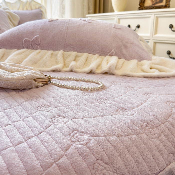 91家纺网 家纺一手货源 找家纺 宜凡家纺 2025新款兔绒提花牛奶绒夹棉床裙四件套 蝶舞 浅紫