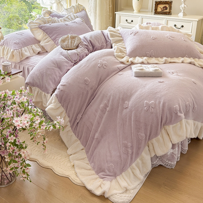 91家纺网 家纺一手货源 找家纺 宜凡家纺 2025新款兔绒提花牛奶绒夹棉床裙四件套 蝶舞 浅紫