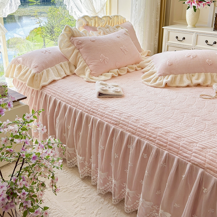 91家纺网 家纺一手货源 找家纺 宜凡家纺 2025新款兔绒提花牛奶绒夹棉床裙四件套 蝶舞 玉色