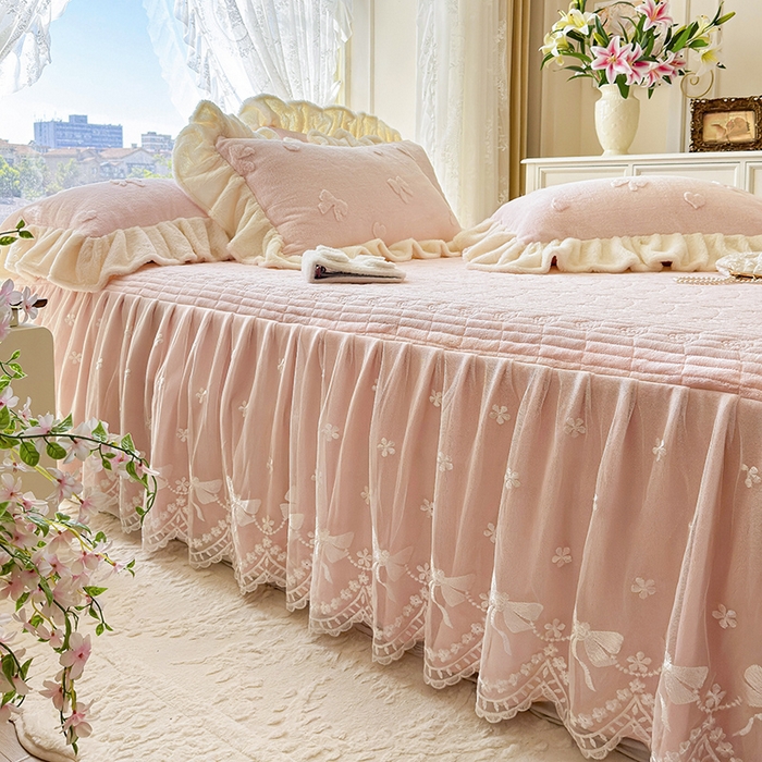 91家纺网 家纺一手货源 找家纺 宜凡家纺 2025新款兔绒提花牛奶绒夹棉床裙四件套 蝶舞 玉色