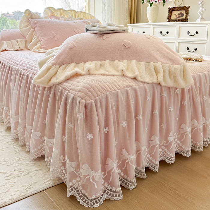 91家纺网 家纺一手货源 找家纺 宜凡家纺 2025新款兔绒提花牛奶绒夹棉床裙四件套 蝶舞 玉色