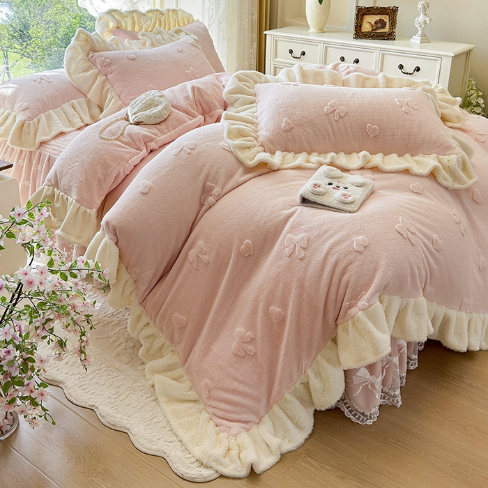 91家纺网 家纺一手货源 找家纺 宜凡家纺 2025新款兔绒提花牛奶绒夹棉床裙四件套 蝶舞 玉色