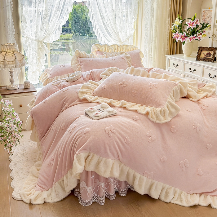 91家纺网 家纺一手货源 找家纺 宜凡家纺 2025新款兔绒提花牛奶绒夹棉床裙四件套 蝶舞 玉色