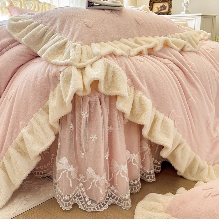 91家纺网 家纺一手货源 找家纺 宜凡家纺 2025新款兔绒提花牛奶绒夹棉床裙四件套 蝶舞 玉色