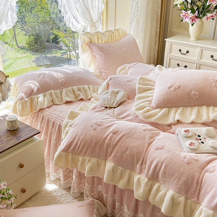 91家纺网 家纺一手货源 找家纺 宜凡家纺 2025新款兔绒提花牛奶绒夹棉床裙四件套 蝶舞 玉色