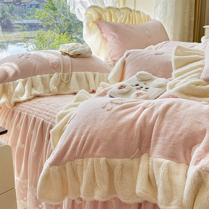 91家纺网 家纺一手货源 找家纺 宜凡家纺 2025新款兔绒提花牛奶绒夹棉床裙四件套 蝶舞 玉色