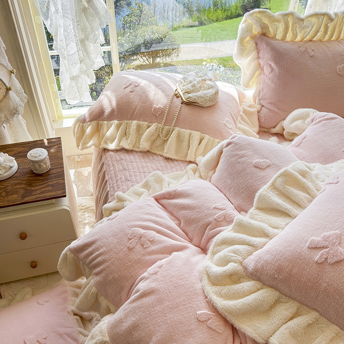 91家纺网 家纺一手货源 找家纺 宜凡家纺 2025新款兔绒提花牛奶绒夹棉床裙四件套 蝶舞 玉色