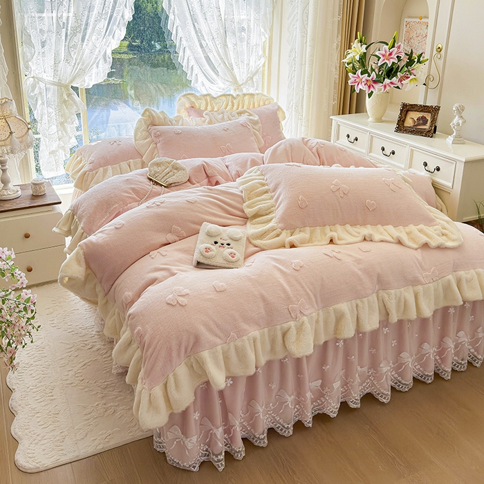 91家纺网 家纺一手货源 找家纺 宜凡家纺 2025新款兔绒提花牛奶绒夹棉床裙四件套 蝶舞 玉色