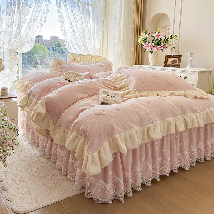 91家纺网 家纺一手货源 找家纺 宜凡家纺 2025新款兔绒提花牛奶绒夹棉床裙四件套 蝶舞 玉色