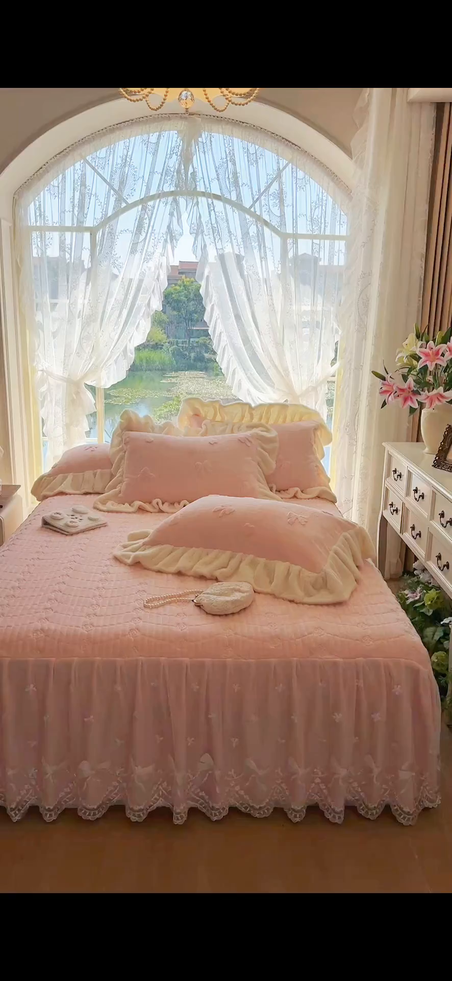 91家纺网 家纺一手货源 找家纺 宜凡家纺 2025新款兔绒提花牛奶绒夹棉床裙四件套 蝶舞 玉色