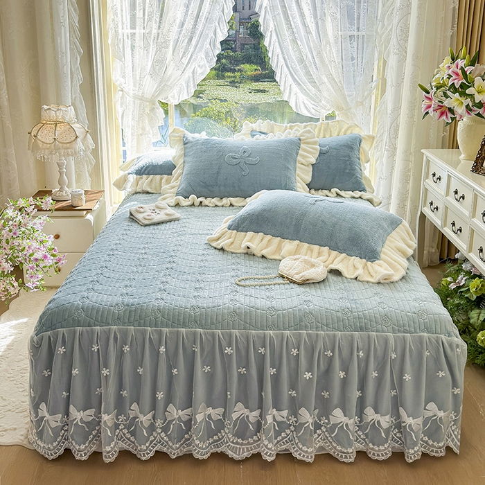 91家纺网 家纺一手货源 找家纺 宜凡家纺 2025新款兔绒提花牛奶绒夹棉床裙四件套 简爱 苍青