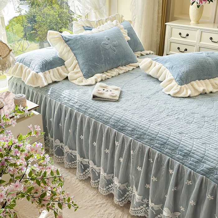 91家纺网 家纺一手货源 找家纺 宜凡家纺 2025新款兔绒提花牛奶绒夹棉床裙四件套 简爱 苍青