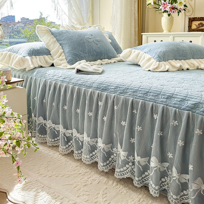 91家纺网 家纺一手货源 找家纺 宜凡家纺 2025新款兔绒提花牛奶绒夹棉床裙四件套 简爱 苍青