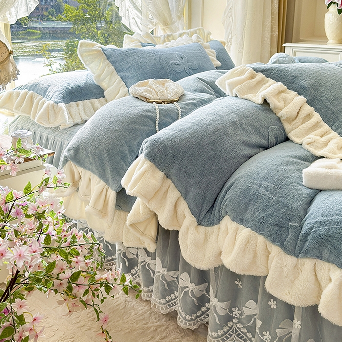 91家纺网 家纺一手货源 找家纺 宜凡家纺 2025新款兔绒提花牛奶绒夹棉床裙四件套 简爱 苍青