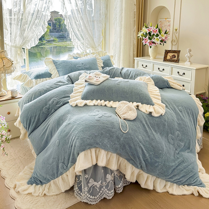 91家纺网 家纺一手货源 找家纺 宜凡家纺 2025新款兔绒提花牛奶绒夹棉床裙四件套 简爱 苍青