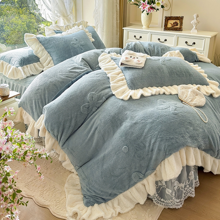 91家纺网 家纺一手货源 找家纺 宜凡家纺 2025新款兔绒提花牛奶绒夹棉床裙四件套 简爱 苍青