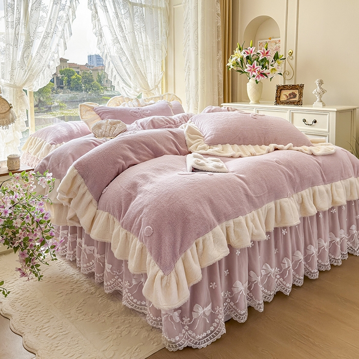 91家纺网 家纺一手货源 找家纺 宜凡家纺 2025新款兔绒提花牛奶绒夹棉床裙四件套 简爱 豆沙紫