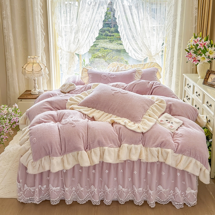 91家纺网 家纺一手货源 找家纺 宜凡家纺 2025新款兔绒提花牛奶绒夹棉床裙四件套 简爱 豆沙紫