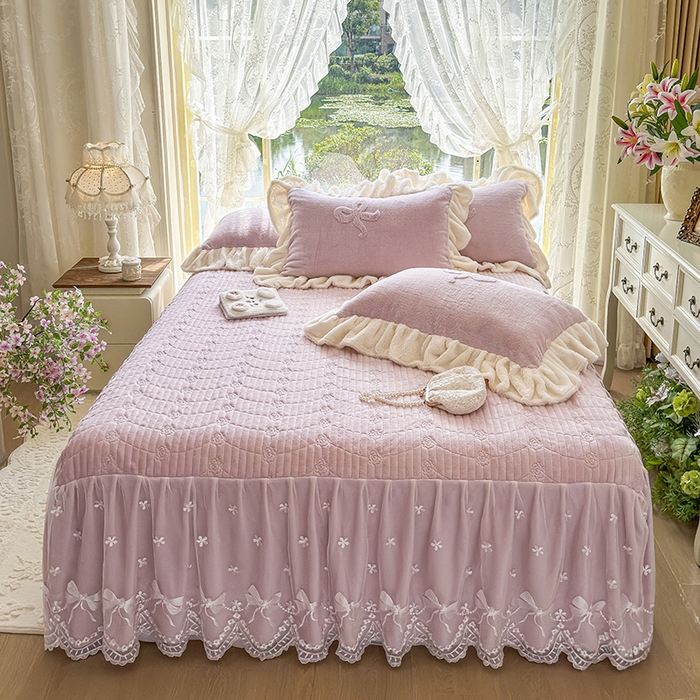 91家纺网 家纺一手货源 找家纺 宜凡家纺 2025新款兔绒提花牛奶绒夹棉床裙四件套 简爱 豆沙紫