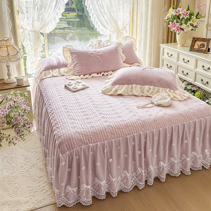 91家纺网 家纺一手货源 找家纺 宜凡家纺 2025新款兔绒提花牛奶绒夹棉床裙四件套 简爱 豆沙紫