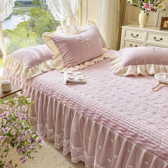 91家纺网 家纺一手货源 找家纺 宜凡家纺 2025新款兔绒提花牛奶绒夹棉床裙四件套 简爱 豆沙紫