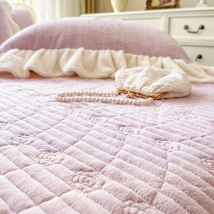 91家纺网 家纺一手货源 找家纺 宜凡家纺 2025新款兔绒提花牛奶绒夹棉床裙四件套 简爱 豆沙紫