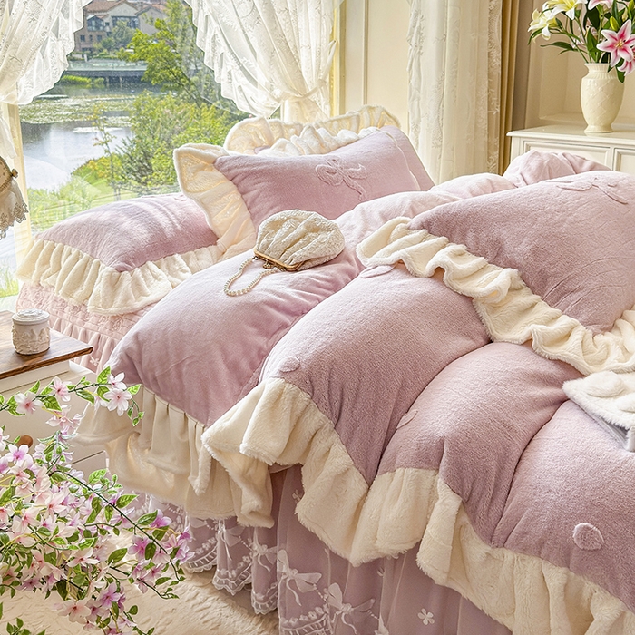 91家纺网 家纺一手货源 找家纺 宜凡家纺 2025新款兔绒提花牛奶绒夹棉床裙四件套 简爱 豆沙紫