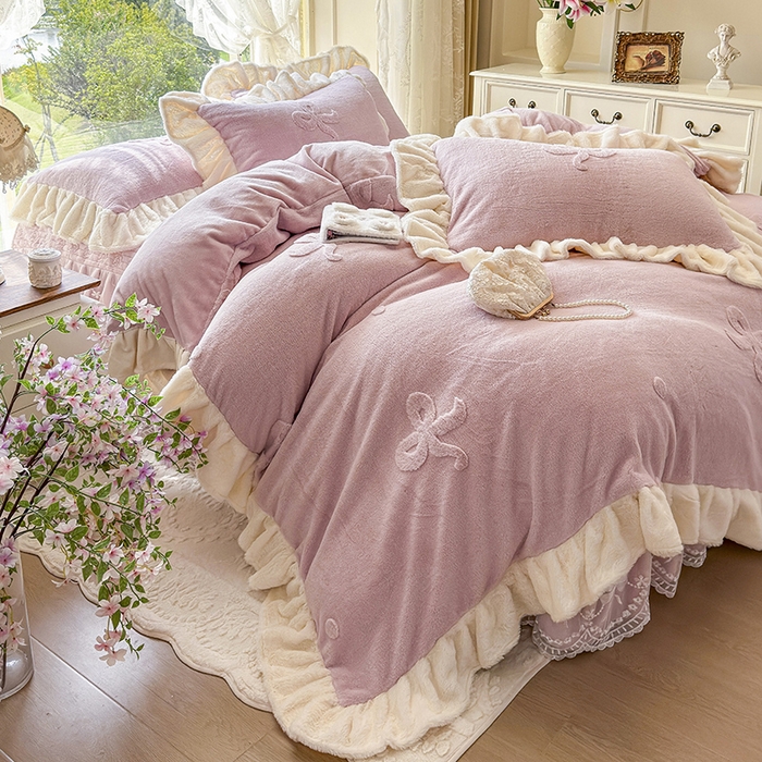 91家纺网 家纺一手货源 找家纺 宜凡家纺 2025新款兔绒提花牛奶绒夹棉床裙四件套 简爱 豆沙紫